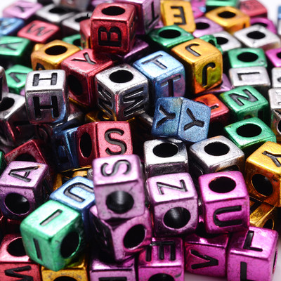 100 gab jauktas kvadrātveida akrila krelles, liela cauruma akrila krelles, vaļīgas starplikas krelles, jauktas vēstules rotaslietu izgatavošanas piederumiem.