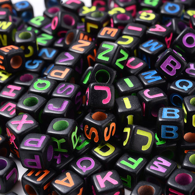 100 gab jauktas kvadrātveida akrila krelles, liela cauruma akrila krelles, vaļīgas starplikas krelles, jauktas vēstules rotaslietu izgatavošanas piederumiem.