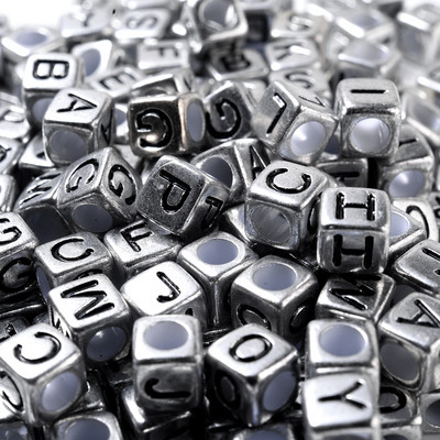 100 gab jauktas kvadrātveida akrila krelles, liela cauruma akrila krelles, vaļīgas starplikas krelles, jauktas vēstules rotaslietu izgatavošanas piederumiem.