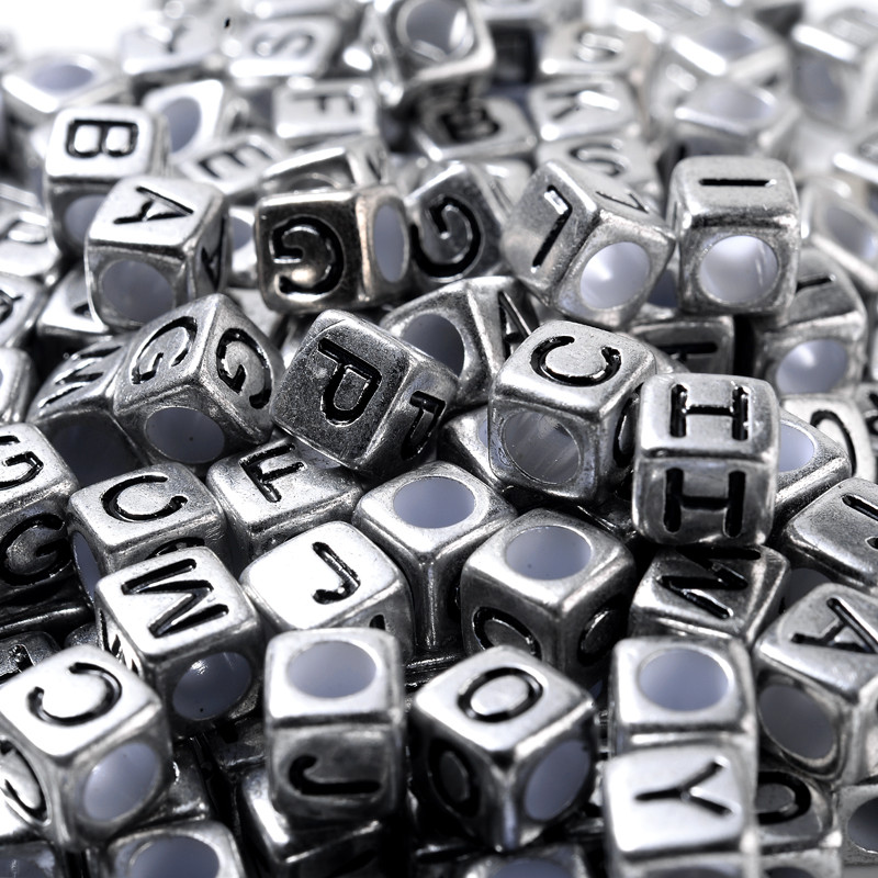 100 gab jauktas kvadrātveida akrila krelles, liela cauruma akrila krelles, vaļīgas starplikas krelles, jauktas vēstules rotaslietu izgatavošanas piederumiem.