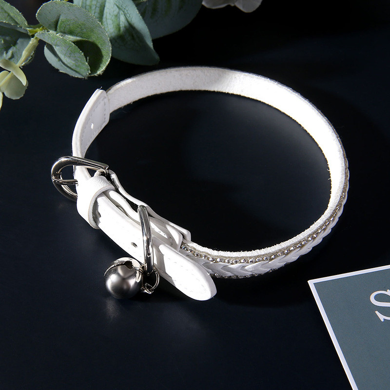 Kaķu mazo suņu kaklasiksna PU regulējama ar zvaniņu mājdzīvnieku kaklasiksnu kaķiem kucēnam personalizētas kaklasiksnas Tīri balta kristāla mājdzīvnieku piederumi