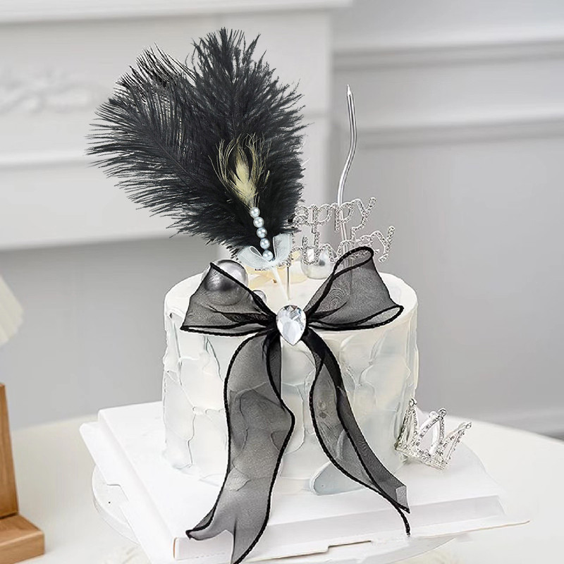 1/3 gab. Romantiska pērļu spalvu kūku virsma, melna, balta spalvu kūku virsma, kas paredzēta dzimšanas dienas kāzu ballītes kūkas deserta dekorēšanai