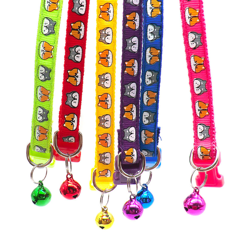 Mājdzīvnieku aksesuāri Suņu kaķu kaklasiksnas zvans Krāsaini suņi Drukas raksta Regulējamas kaklasiksnas kucēnam kaķēnam DIY mazo dzīvnieku mājdzīvnieku kaklasiksna