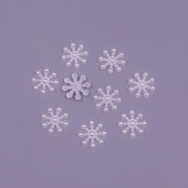 100 gab. Baltas/ziloņkaula krāsas 15 MM sniegpārsliņu krelles, amatniecības ABS pērļu imitācijas, plakanā aizmugure Ziemassvētku mākslai.