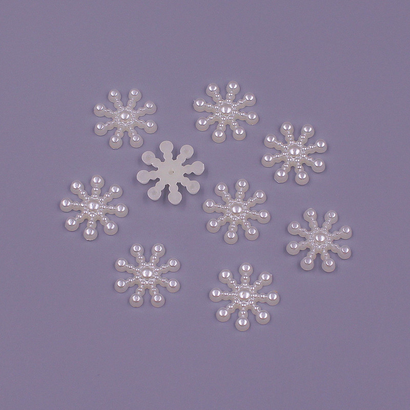 100 gab. Baltas/ziloņkaula krāsas 15 MM sniegpārsliņu krelles, amatniecības ABS pērļu imitācijas, plakanā aizmugure Ziemassvētku mākslai.