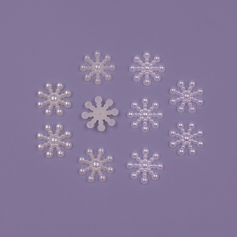 100 gab. Baltas/ziloņkaula krāsas 15 MM sniegpārsliņu krelles, amatniecības ABS pērļu imitācijas, plakanā aizmugure Ziemassvētku mākslai.