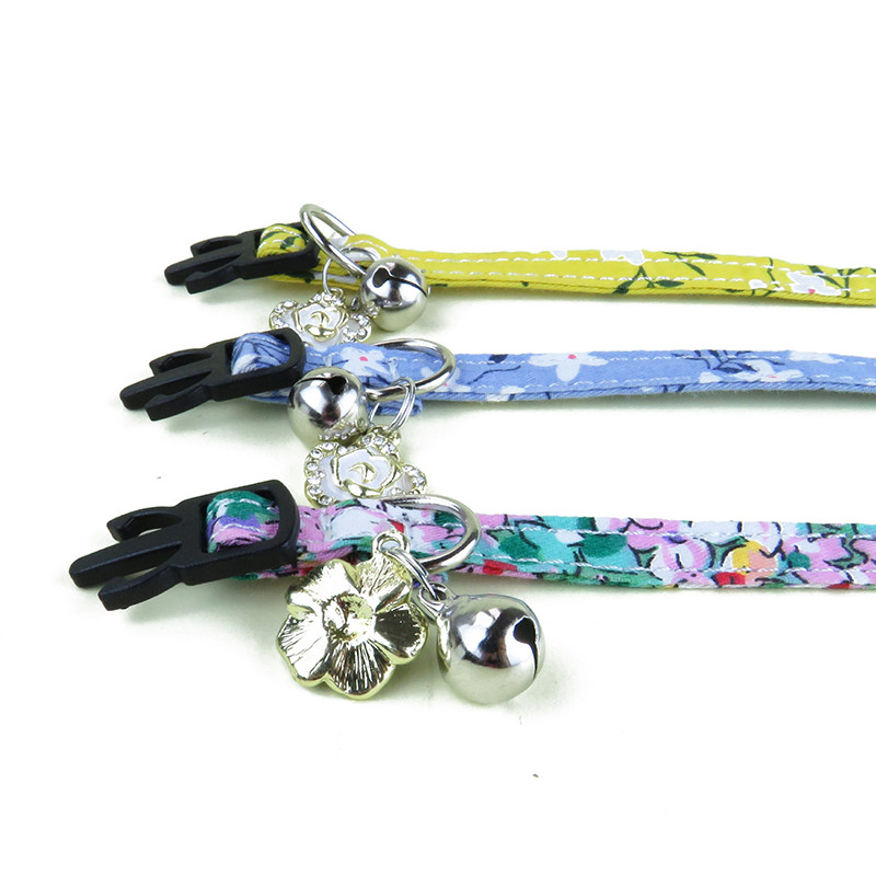 Kaķa kaklasiksna ar regulējamu kucēnu apdruku kaklarota ar zvaniņu mazam sunim un kaķēnam āra pastaigām, mājdzīvnieku apkakles piederumi pret nozaudēšanu