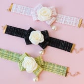 Taureņu kaklasaite ar ziedu mājdzīvnieku suņu apkakles siksna, sieviete, jauka masīva čivavas kaklarota kaķiem, rožu pērle, sieviešu ballīte, kāzu suņu aksesuāri