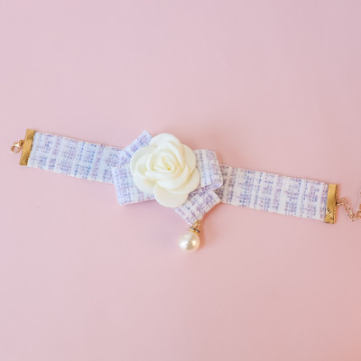 Taureņu kaklasaite ar ziedu mājdzīvnieku suņu apkakles siksna, sieviete, jauka masīva čivavas kaklarota kaķiem, rožu pērle, sieviešu ballīte, kāzu suņu aksesuāri