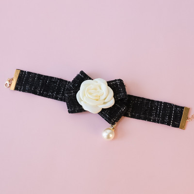 Taureņu kaklasaite ar ziedu mājdzīvnieku suņu apkakles siksna, sieviete, jauka masīva čivavas kaklarota kaķiem, rožu pērle, sieviešu ballīte, kāzu suņu aksesuāri