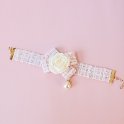 Taureņu kaklasaite ar ziedu mājdzīvnieku suņu apkakles siksna, sieviete, jauka masīva čivavas kaklarota kaķiem, rožu pērle, sieviešu ballīte, kāzu suņu aksesuāri