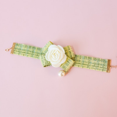 Taureņu kaklasaite ar ziedu mājdzīvnieku suņu apkakles siksna, sieviete, jauka masīva čivavas kaklarota kaķiem, rožu pērle, sieviešu ballīte, kāzu suņu aksesuāri