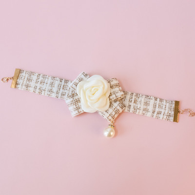 Taureņu kaklasaite ar ziedu mājdzīvnieku suņu apkakles siksna, sieviete, jauka masīva čivavas kaklarota kaķiem, rožu pērle, sieviešu ballīte, kāzu suņu aksesuāri