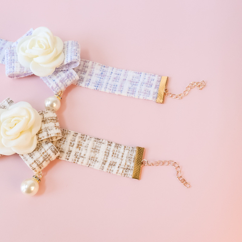 Taureņu kaklasaite ar ziedu mājdzīvnieku suņu apkakles siksna, sieviete, jauka masīva čivavas kaklarota kaķiem, rožu pērle, sieviešu ballīte, kāzu suņu aksesuāri