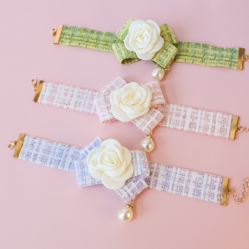 Taureņu kaklasaite ar ziedu mājdzīvnieku suņu apkakles siksna, sieviete, jauka masīva čivavas kaklarota kaķiem, rožu pērle, sieviešu ballīte, kāzu suņu aksesuāri