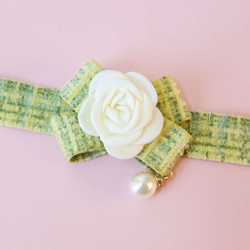 Taureņu kaklasaite ar ziedu mājdzīvnieku suņu apkakles siksna, sieviete, jauka masīva čivavas kaklarota kaķiem, rožu pērle, sieviešu ballīte, kāzu suņu aksesuāri