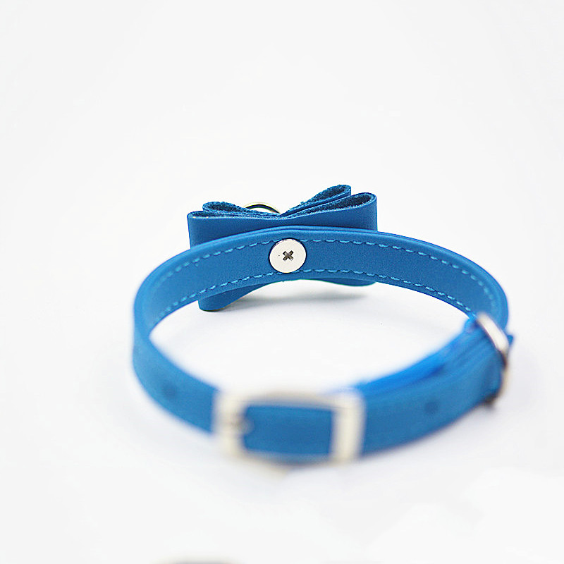 Jauka, maza suņa kakla siksna mājdzīvnieka kaklasiksna ar zvaniņu kucēnu kaķa kakla siksnu, mīksta Pu ādas regulējama izmēra maza suņa kaklasiksna