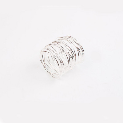 1 vnt. platus apvalus auksinis servetėlių žiedas, metalinis kryžminis tuščiaviduris drožtinis servetėlių laikiklis stalui