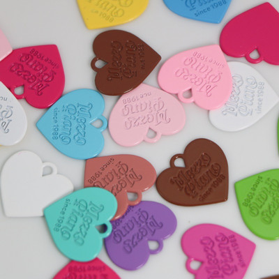 Konfektes krāsā krāsotas mīlestības sirds zīmes birkas leģētas kulonu krelles rotaslietām. DIY rokassprādzes auskari tālruņu ķēdes aksesuāri