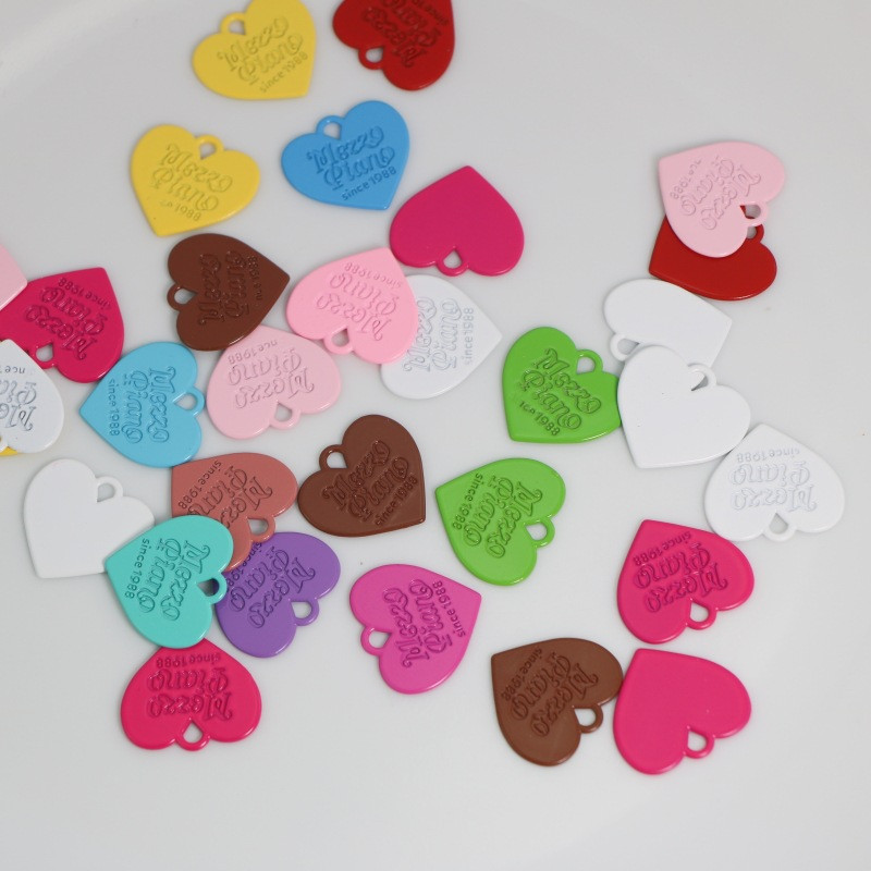 Konfektes krāsā krāsotas mīlestības sirds zīmes birkas leģētas kulonu krelles rotaslietām. DIY rokassprādzes auskari tālruņu ķēdes aksesuāri