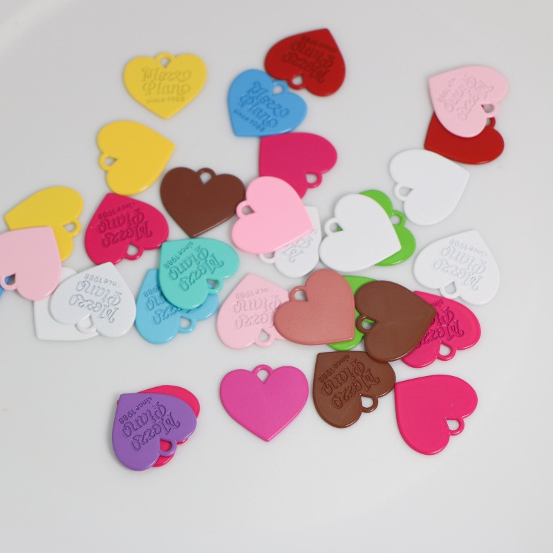 Konfektes krāsā krāsotas mīlestības sirds zīmes birkas leģētas kulonu krelles rotaslietām. DIY rokassprādzes auskari tālruņu ķēdes aksesuāri