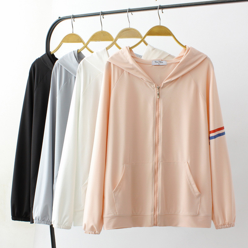 Liela izmēra jaka sievietēm 2023. gada pavasara vasara ar kapuci, svītru saules aizsardzības mētelis, brīvs virsdrēbes, liela izmēra, izliektas drēbes E2-821