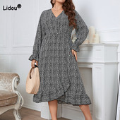 Rudens apģērbi sievietēm ar V-veida kakla izgriezumu ar apdruku ar garām piedurknēm lielizmēra brīvām apakšmalām, volāniem Elegantas melnas, neregulāras, vidēja izmēra kleitas