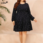 Rudens lielizmēra sieviešu apģērbs ar O veida kakla izgriezumu, tumši zils ar punktveida apdruku ar garām piedurknēm, brīvas pogas, ikdienas kleitas līdz ceļgaliem