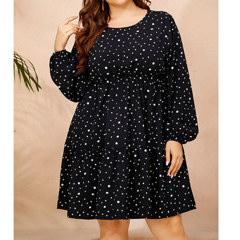 Rudens lielizmēra sieviešu apģērbs ar O veida kakla izgriezumu, tumši zils ar punktveida apdruku ar garām piedurknēm, brīvas pogas, ikdienas kleitas līdz ceļgaliem