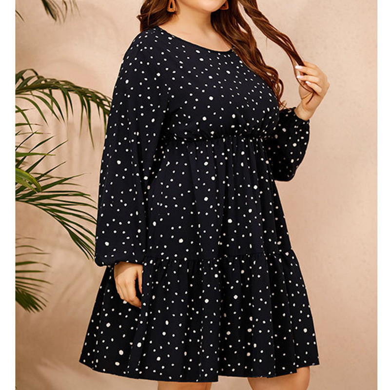 Rudens lielizmēra sieviešu apģērbs ar O veida kakla izgriezumu, tumši zils ar punktveida apdruku ar garām piedurknēm, brīvas pogas, ikdienas kleitas līdz ceļgaliem