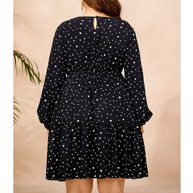 Rudens lielizmēra sieviešu apģērbs ar O veida kakla izgriezumu, tumši zils ar punktveida apdruku ar garām piedurknēm, brīvas pogas, ikdienas kleitas līdz ceļgaliem