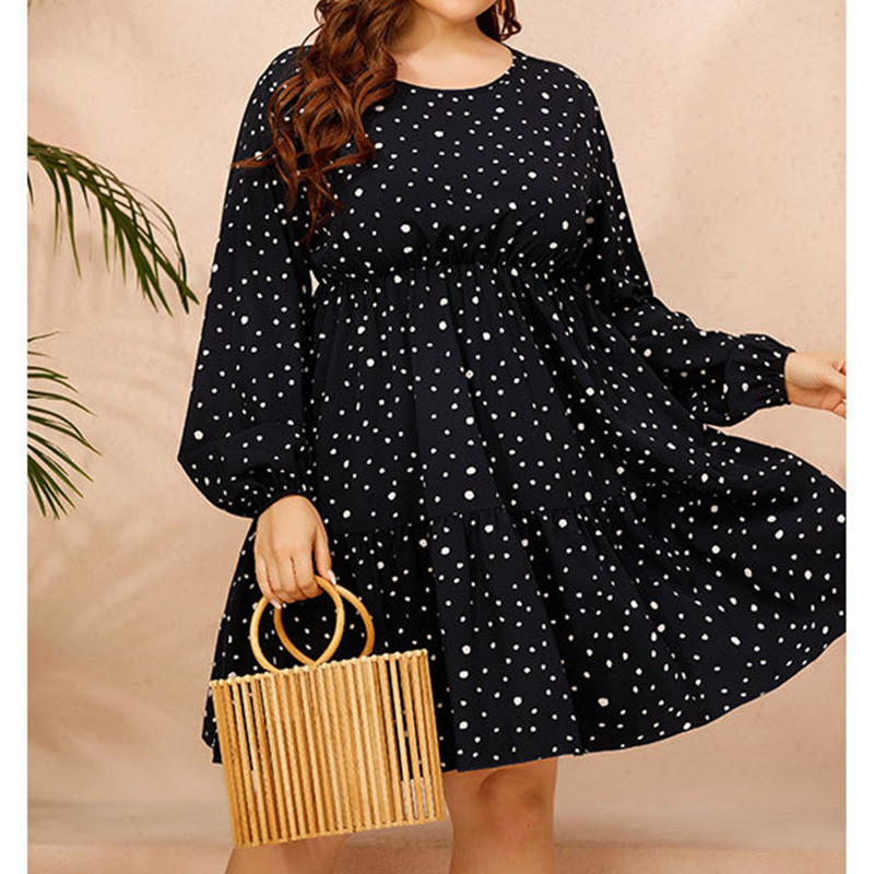 Rudens lielizmēra sieviešu apģērbs ar O veida kakla izgriezumu, tumši zils ar punktveida apdruku ar garām piedurknēm, brīvas pogas, ikdienas kleitas līdz ceļgaliem