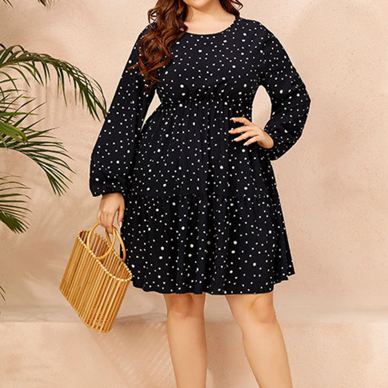 Rudens lielizmēra sieviešu apģērbs ar O veida kakla izgriezumu, tumši zils ar punktveida apdruku ar garām piedurknēm, brīvas pogas, ikdienas kleitas līdz ceļgaliem