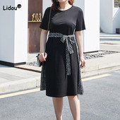 2023. gada vasara, jauni lielizmēra apģērbi ar apdruku, savienojuma jostasvieta, adīta apkakle, melna, daudzpusīga pārsējs ar īsām piedurknēm kleita līdz ceļgalam