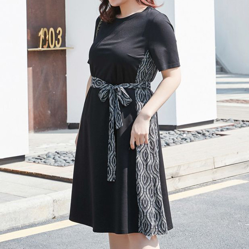 2023. gada vasara, jauni lielizmēra apģērbi ar apdruku, savienojuma jostasvieta, adīta apkakle, melna, daudzpusīga pārsējs ar īsām piedurknēm kleita līdz ceļgalam