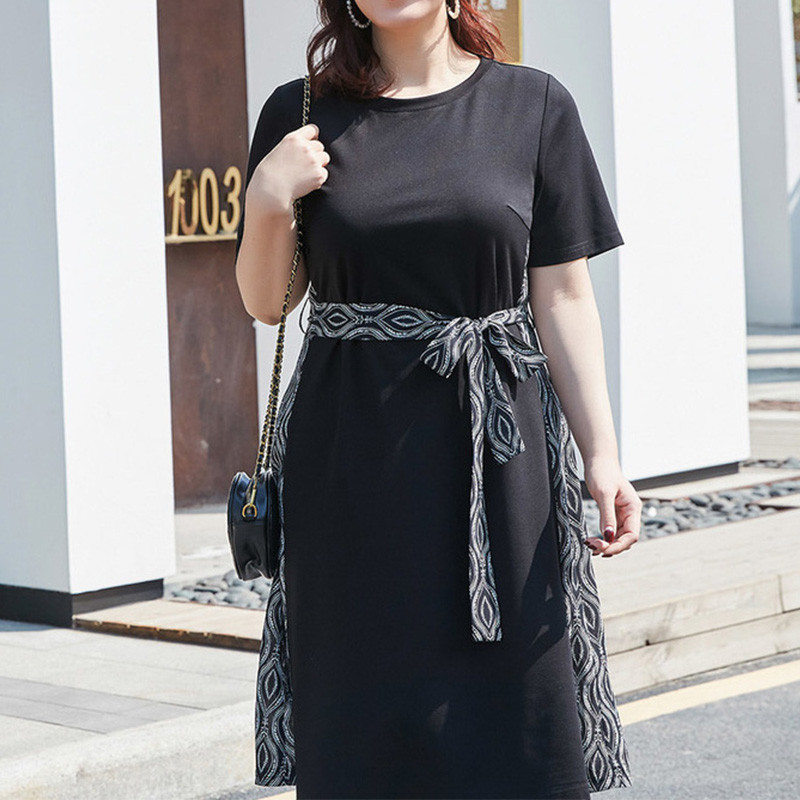 2023. gada vasara, jauni lielizmēra apģērbi ar apdruku, savienojuma jostasvieta, adīta apkakle, melna, daudzpusīga pārsējs ar īsām piedurknēm kleita līdz ceļgalam