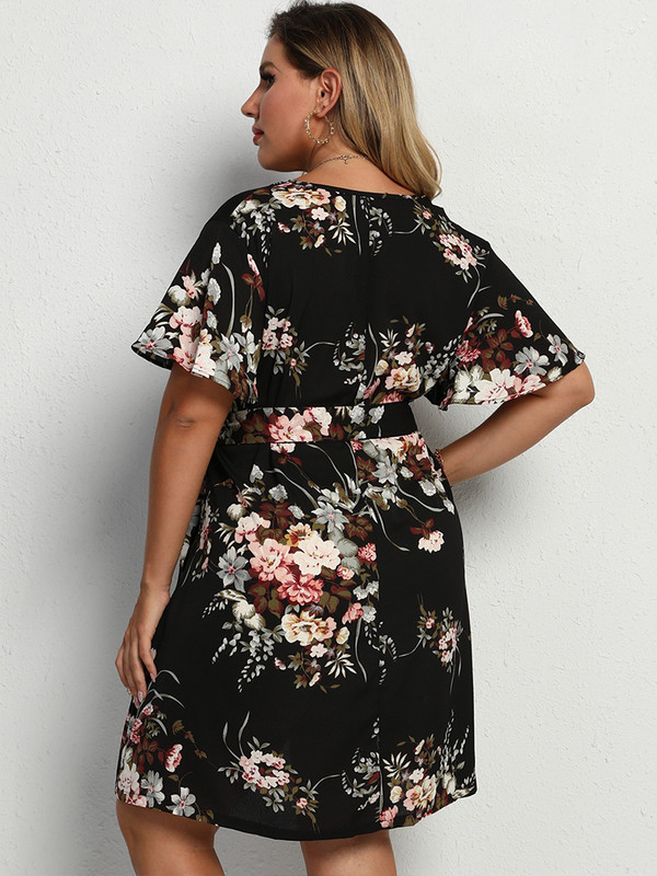 2022 Liela izmēra sieviešu apģērbi vienkrāsains V kakla izgriezums Seksīga kleita ielas stilā Vasaras elegantas ziedu kleitas ar īsām piedurknēm