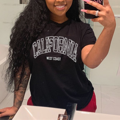 Nyári női levélmintás pólók Női fekete királynő szexi ajkak piros szív grafikai póló Divat bő rövid ujjú póló