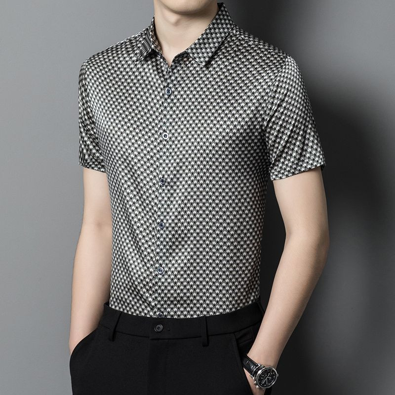 2023. gada pavasara vasara Jauni vīriešu krekli ar īsām piedurknēm blūze, nolaižama apkakle, svītrains rūtains ģeometriskas pogas, modes ikdienas topi