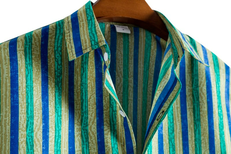 Vīriešu apģērbs 2022. gada vasara Jauns vīriešu modes svītrainām apdrukas krekli ar īsām piedurknēm Ikdienišķa atloka pogas Vīriešu kreklu topi