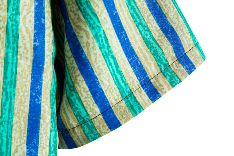 Vīriešu apģērbs 2022. gada vasara Jauns vīriešu modes svītrainām apdrukas krekli ar īsām piedurknēm Ikdienišķa atloka pogas Vīriešu kreklu topi