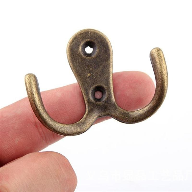 10 gab. Mēteļa āķi 2 caurumi Pie sienas stiprināmi 2-zaru drēbju āķi Dvieļu āķis Mēteļu pakaramais halāti Mēteļi Cepures Atslēgas Dvieļi Melni