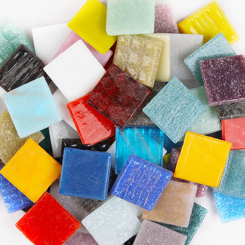 85 g / 3 uncijos apie 30 vnt Mozaikinės kvarco plytelės 2 cm / 0,78 colio kvadratinės plytelės 0,4 cm / 0,15 colio storio mozaikinės medžiagos mišri spalva