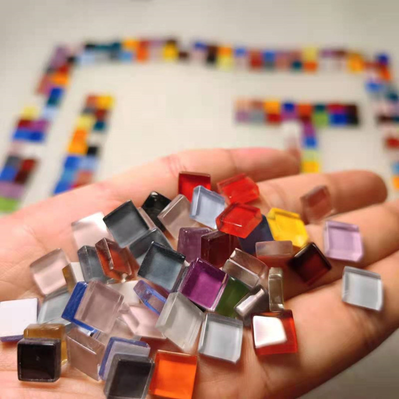 4 unces/114g (apmēram 115 gab.) 1 cm/0,39 collas kvadrātveida stikla mozaīkas flīzes, 4 mm/0,16 collas biezas, DIY amatniecības flīžu mozaīkas izgatavošanas materiāli