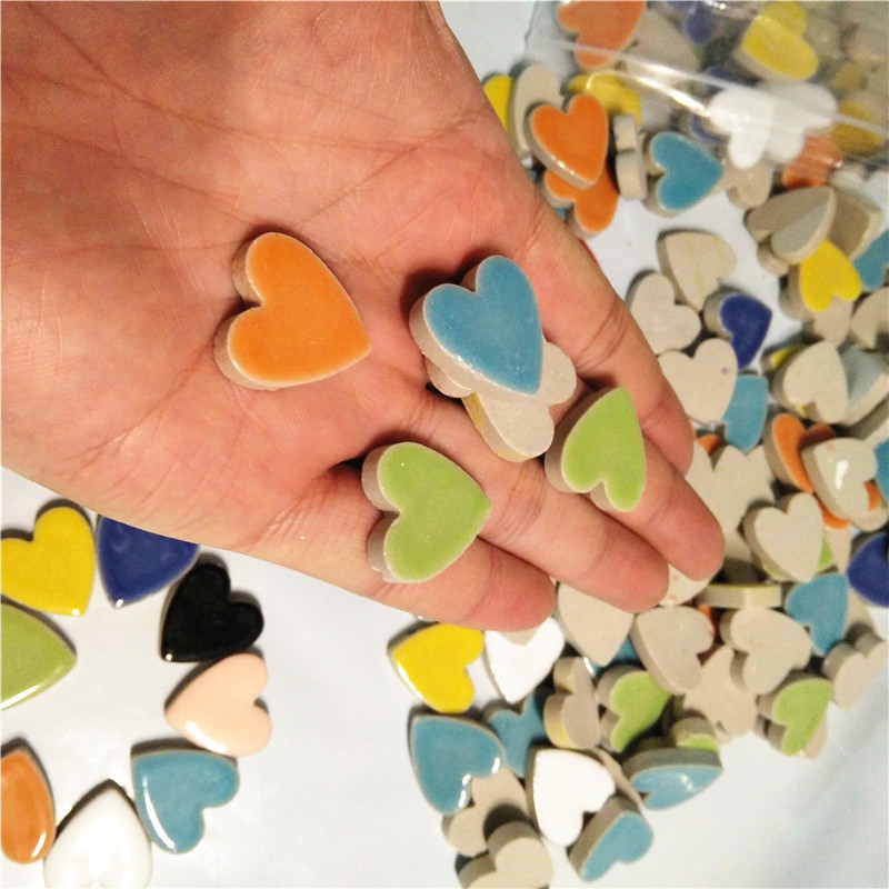 20 gab (aptuveni 85 g/3 unces) sirds formas porcelāna mozaīkas flīzes 2,3 * 2,3 * 0,5 cm 10 krāsas Izvēles DIY Mosaic Craft keramikas flīzes