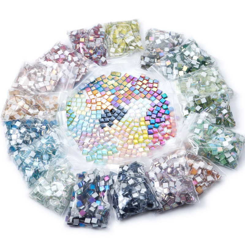 100db (100g/3.52oz) fényes mázas üvegmozaik csempe, 4 mm/0,16 hüvelyk vastagság 1 cm/0,39 hüvelyk négyzet alakú kézműves csempemozaik készítő anyagok