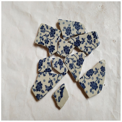 100g Направи си сам неправилни мозаечни плочки Сини и бели порцеланови мозаечни каменни пъзели за изкуства за правене на мозайки