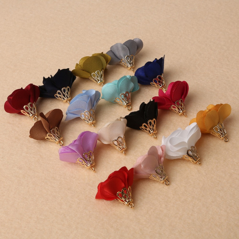 10 gab. 25 mm ziedu formas pušķu ornaments, mazs pērļu sprādzes apzeltīts zvana piekariņa pušķis mājas aizkaru dekorēšanai.