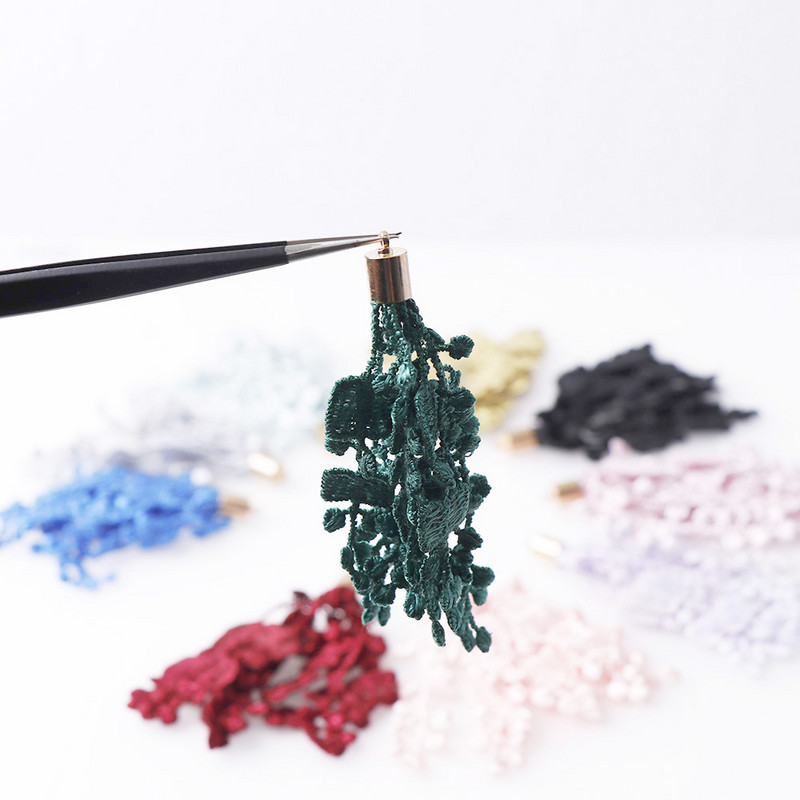 6 gab. Modes mežģīņu tamborēšanas pušķi piekariņi, pieskaņoti sievietēm, ar rokām darināti auskari, kaklarotas, rotaslietas.