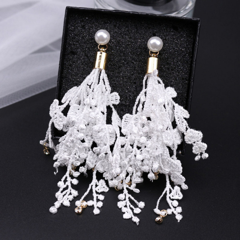 6 gab. Modes mežģīņu tamborēšanas pušķi piekariņi, pieskaņoti sievietēm, ar rokām darināti auskari, kaklarotas, rotaslietas.